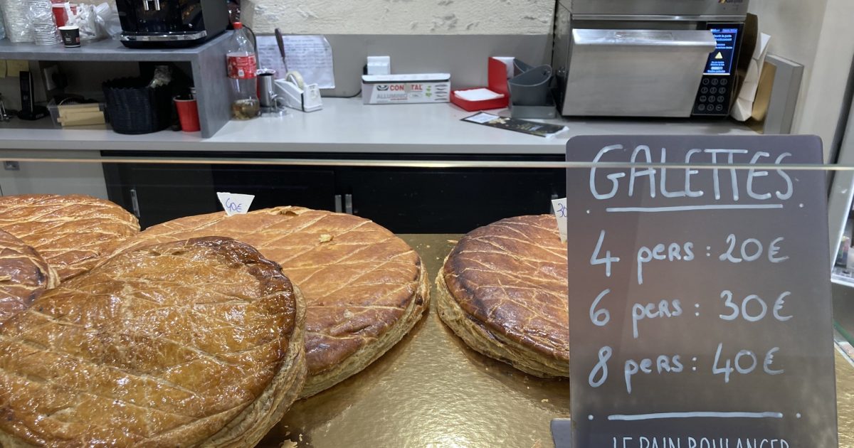 Le gâteau des Rois Mages comblera les foyers français.  Celui qui trouve la figurine cuite peut être le quatrième