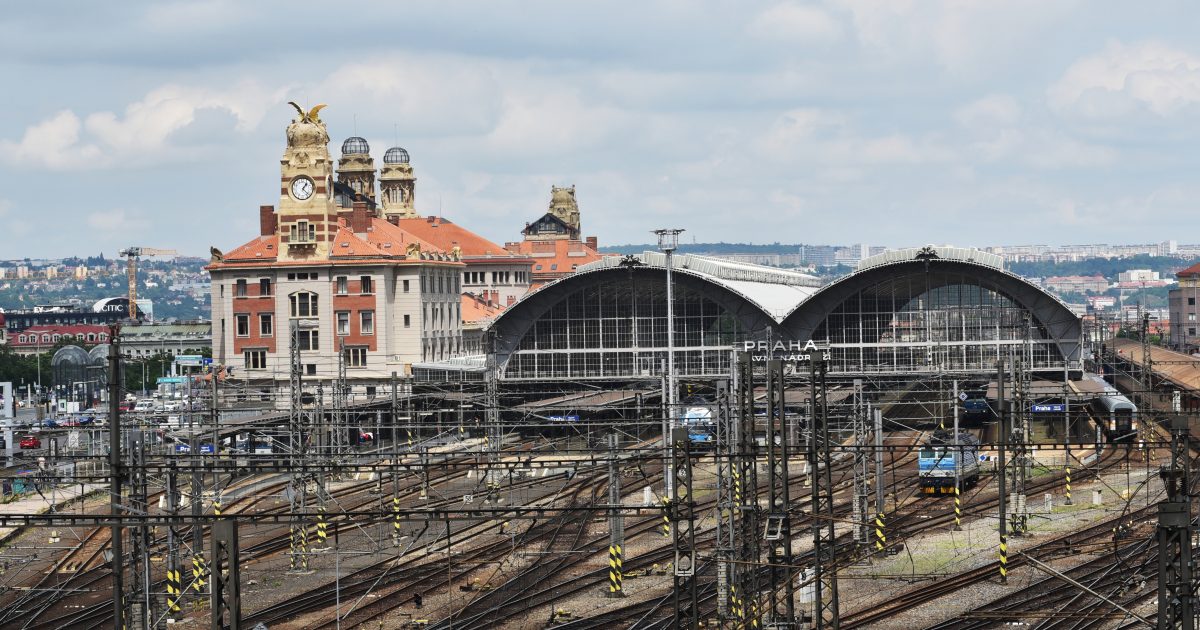 Ettermiddagsjournalistikk: Transformasjonen av Praha sentralstasjon.  Overspente arbeidere i India.  gi på tirsdag.  Hradišťan-konsert