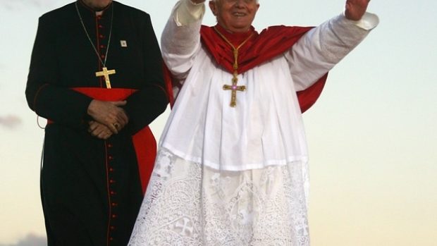 Papež Benedikt XVI v doprovodu kardinála Pella