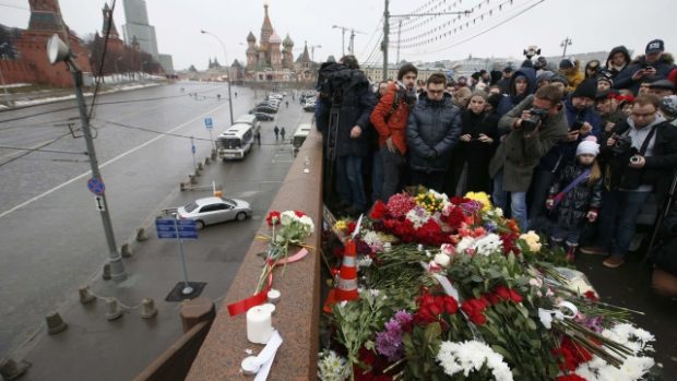 Svíčky a květiny pokládají lidé na místě, kde neznámí útočníci zastřelili ruského opozičního politika Borise Němcova