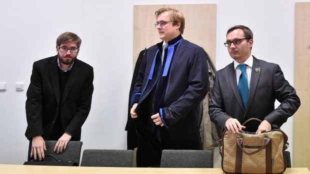 Dnes už bývalý místopředseda Národní demokracie Ladislav Zemánek (vlevo) s předsedou strany Adamem B. Bartošem (vpravo) byl v roce 2016 kvůli protižidovsky laděnému textu u soudu
