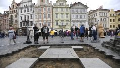 Akademický sochař Petr Váňa odkryl na Staroměstském náměstí v Praze dlažební kostky v místě, kde stál Mariánský sloup, a zahájil tím jeho obnovu