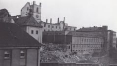 Emauzský klášter v Praze den po bombardování.