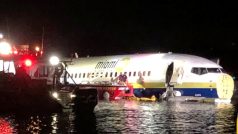 Dopravní letoun Boeing 737 sjel na vojenském letišti poblíž amerického města Jacksonville z přistávací dráhy a skončil v blízké řece