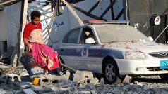 Na předměstí Tripolisu ve středu zemřelo nejméně 44 lidí a 130 lidí bylo při ostřelování zraněno - byly mezi nimi taky ženy a děti