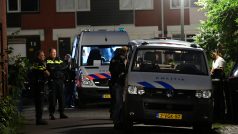 Policisté na místě střelby v nizozemském Dordrechtu.
