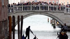 Turisté v Benátkách - ilustrační fotografie