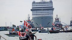 „Vaše loď je pro naše město moc velká,“ křičeli protestující na loďkách v benátském kanálu Giudecca na obří výletní loď Orchestra. Bylo to první zaoceánské plavidlo, které letos do města na laguně dorazilo