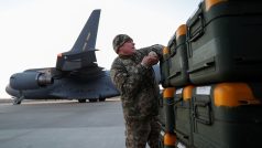 Ukrajinský voják vybaluje pomoc z Litvy