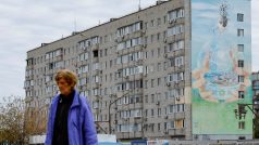 Bytový dům vyzdobený nástěnnou malbou, která zobrazuje Záporožskou elektrárnu během války na Ukrajině