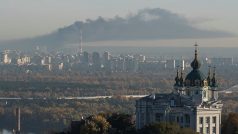 Po leteckých náletech ruských sil stoupá nad Kyjevem tmavý dým