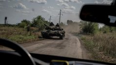 Ukrajinští vojáci s tankem u vesnice Robotyne v Záporožské oblasti