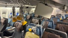 Prudký pokles letadla prý vymrštil nepřipoutané cestující ke stropu stroje