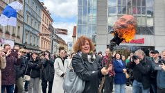 Hořící busta Vladimira Putina jako součást protestu exilových Rusů proti průběhu prezidentských volbeb