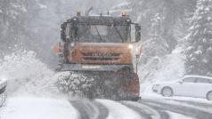 V Karlovarském kraji dnes od časného rána sněží. Sníh na mnoha místech zůstává na silnicích ležet. (ilustrační foto)