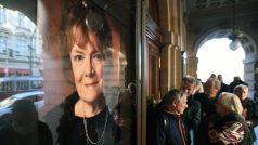 Lidé čekají na otevření historické budovy Národního divadla v Praze, aby se naposledy rozloučili s Vlastou Chramostovou