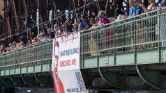 Na mostě byl také vyvěšen transparent, který vyzýval ministra dopravy Martina Kupku (ODS), aby se zasadil o zachování mostu