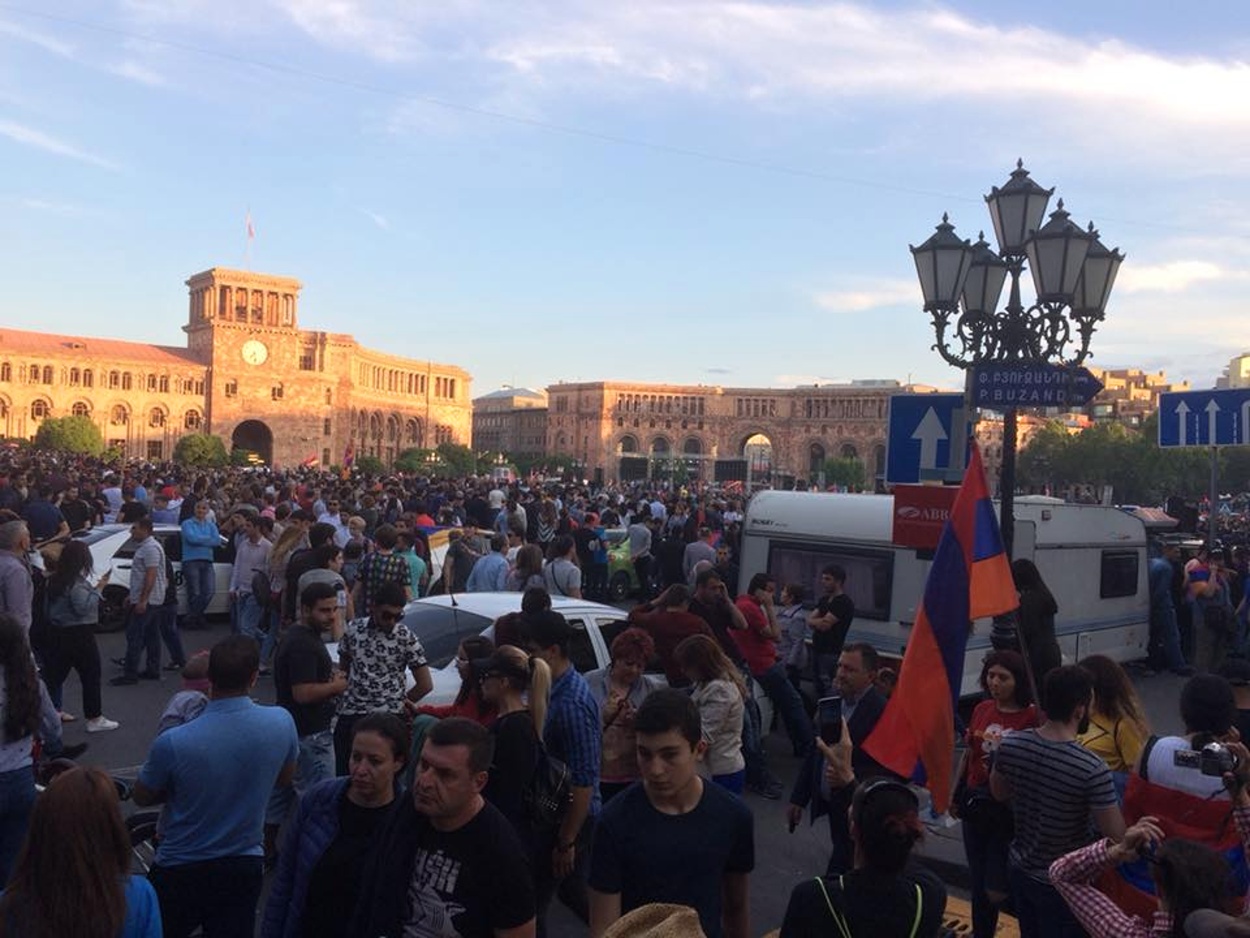 Protesty v Arménii, jak je zachytilo litvínovské Docela velké divadlo