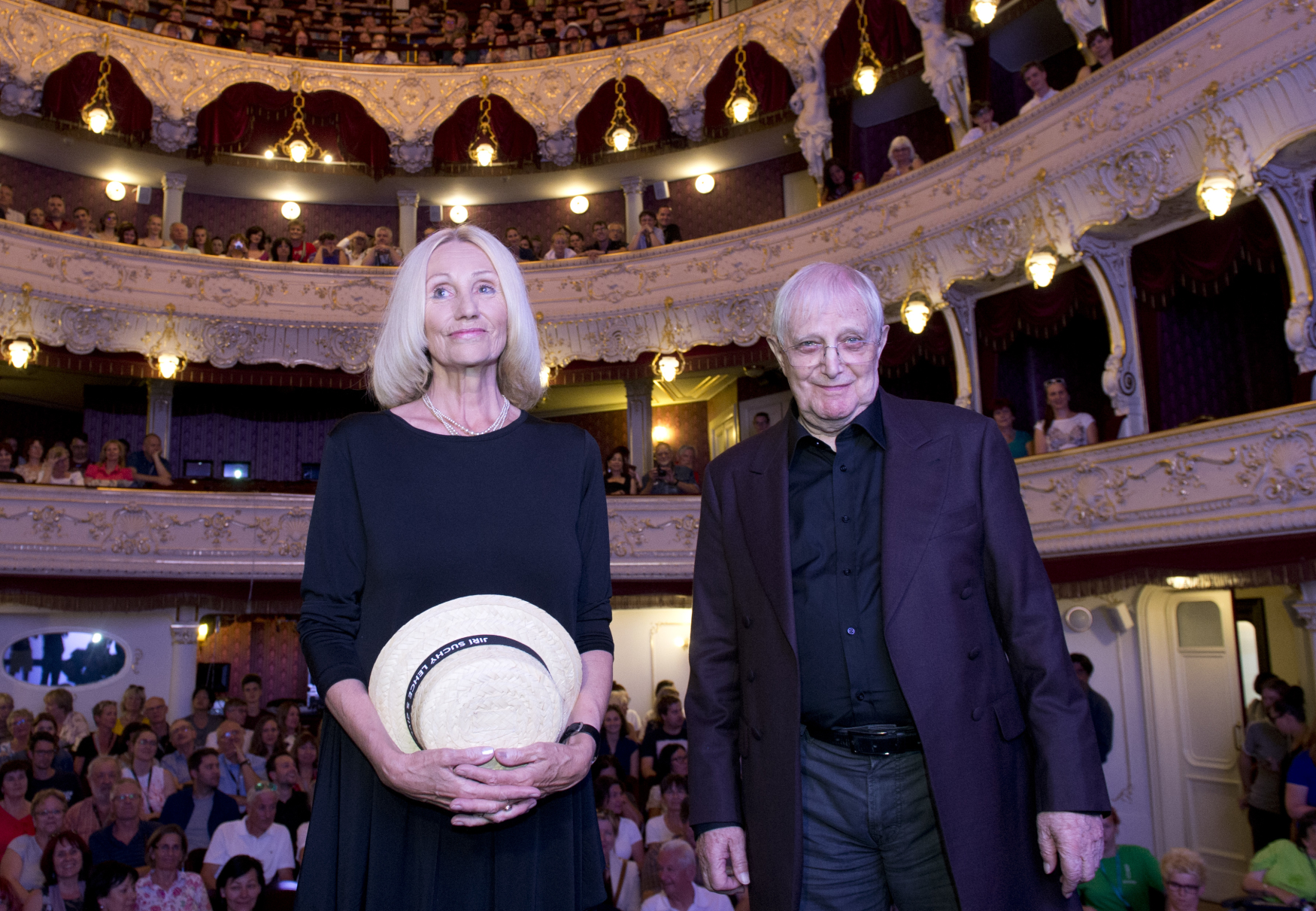 Jiří Suchý a režisérka Olga Sommerová uvedli na festivalu v Karlových Varech dokumentární film Lehce s životem se prát
