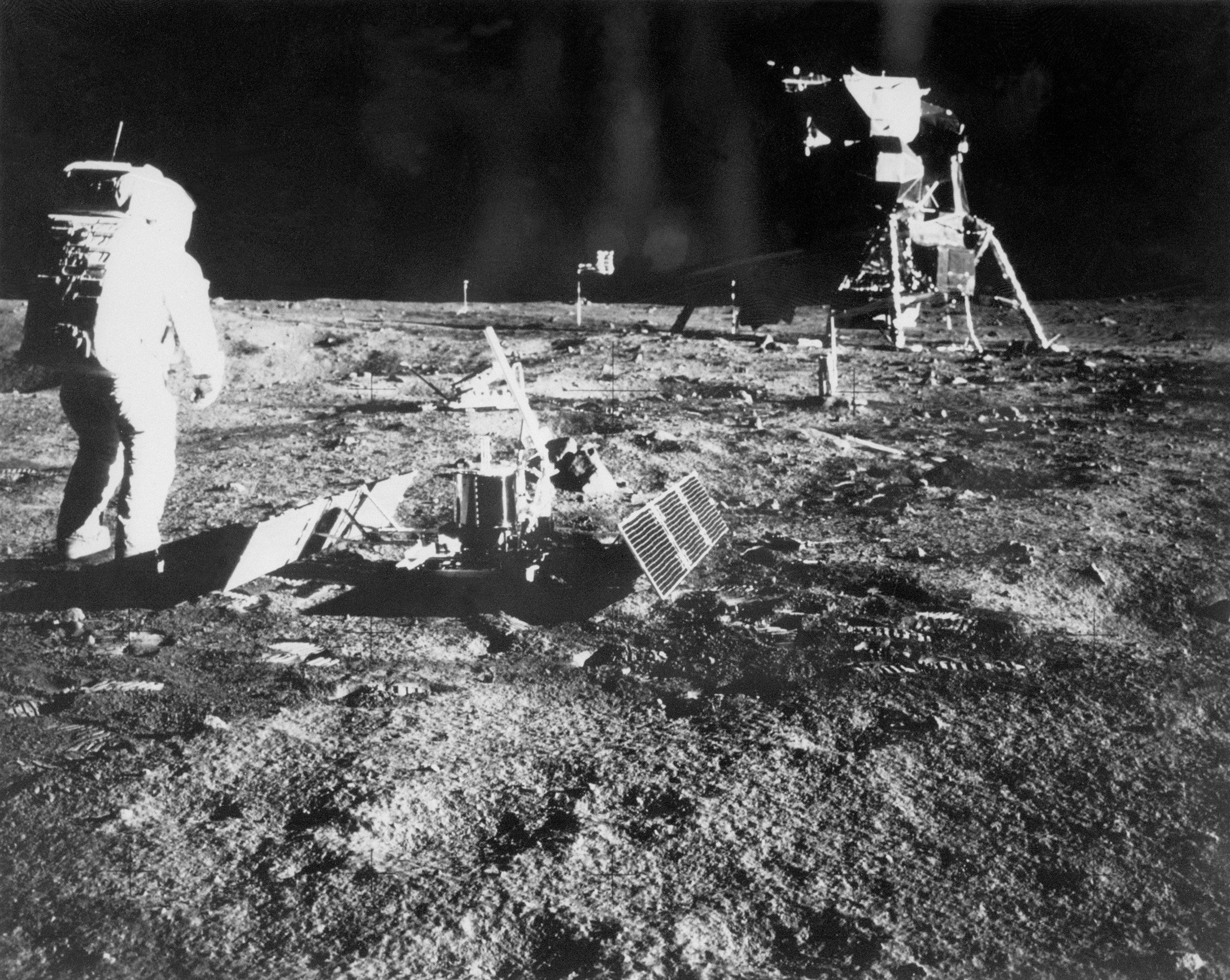 Jako první člověk vstoupil na povrch Měsíce 21. července 1969 Armstrong. Na snímku jeho kolega Buzz Aldrin